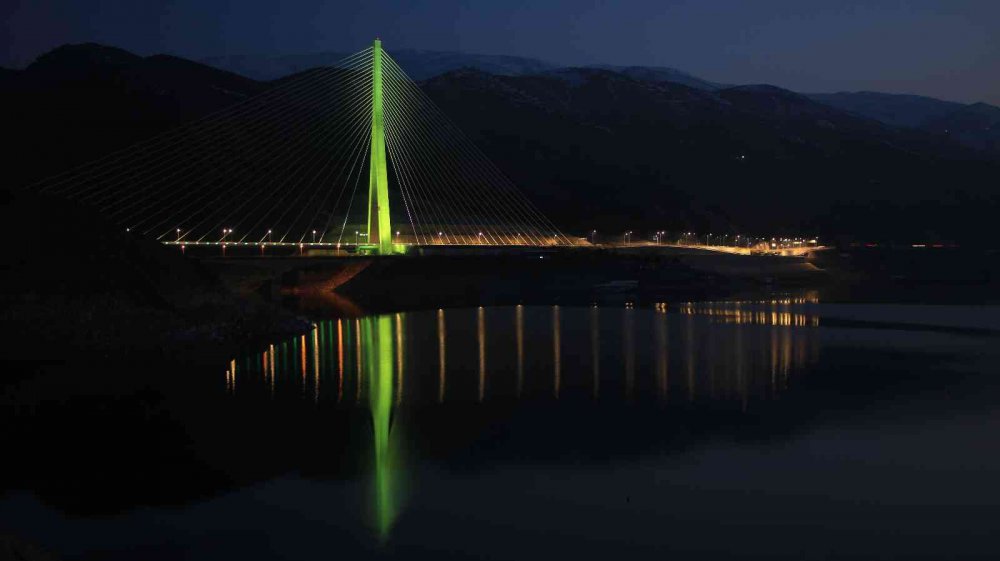 16 şehri birbirine bağlayan Kömürhan Köprüsü ışıklandırmasıyla görsel şölen sunuyor