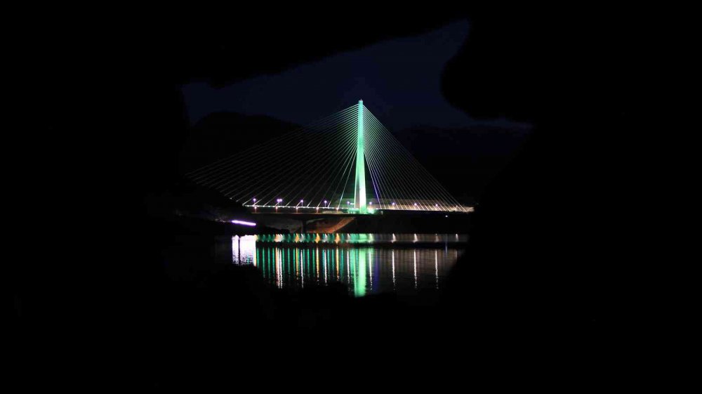 16 şehri birbirine bağlayan Kömürhan Köprüsü ışıklandırmasıyla görsel şölen sunuyor