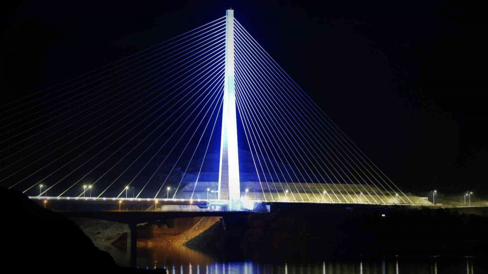16 şehri birbirine bağlayan Kömürhan Köprüsü ışıklandırmasıyla görsel şölen sunuyor