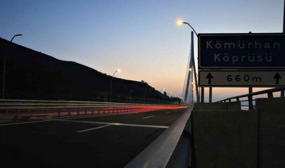 16 şehri birbirine bağlayan Kömürhan Köprüsü ışıklandırmasıyla görsel şölen sunuyor