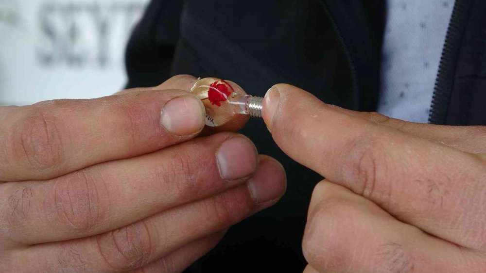 Ekmeğini pirinç tanelerinden kazanıyor