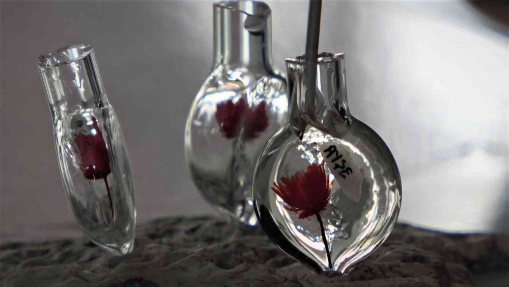 Ekmeğini pirinç tanelerinden kazanıyor