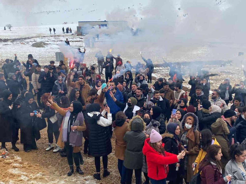 Öğrenciler Hazarbaba Kayak Merkezi’ne akın etti