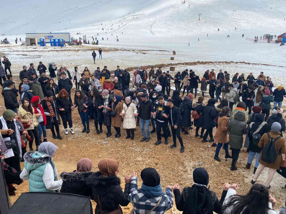 Öğrenciler Hazarbaba Kayak Merkezi’ne akın etti