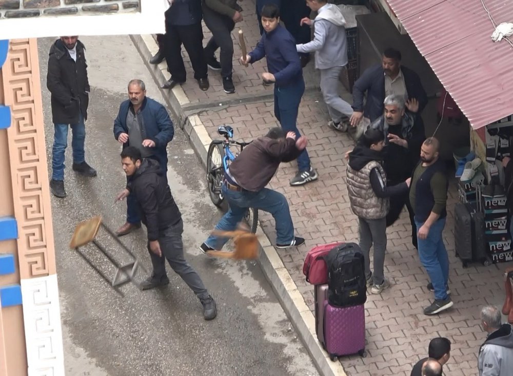 Silahlı kavgada ortalık savaş alanına döndü: 1 yaralı