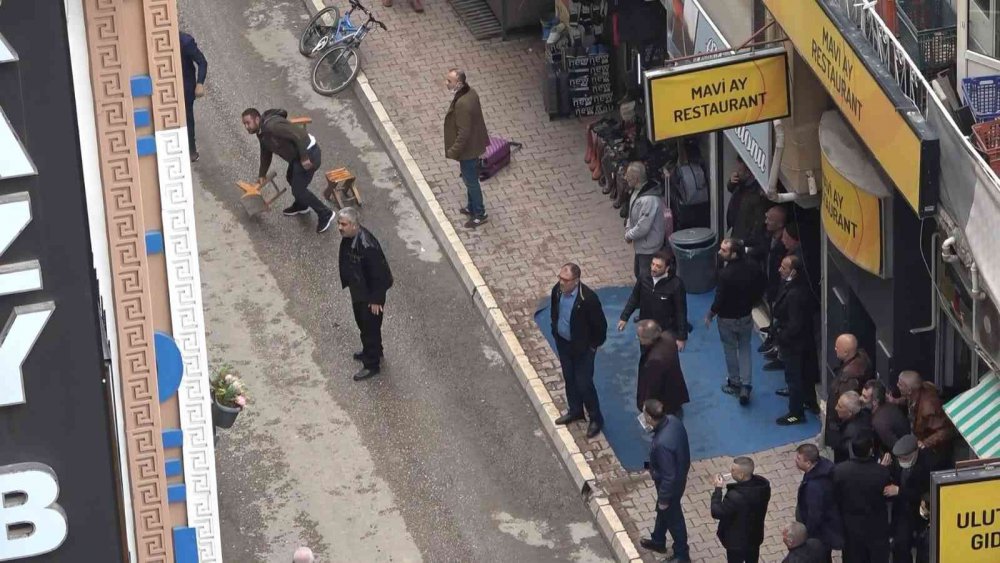 Silahlı kavgada ortalık savaş alanına döndü: 1 yaralı