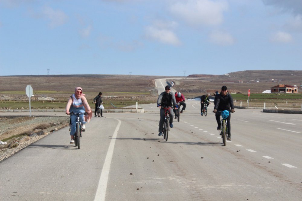 Elazığ Bisiklet Topluluğundan en anlamlı tur: Hem spor yaptılar hem de sokak hayvanlarını beslediler