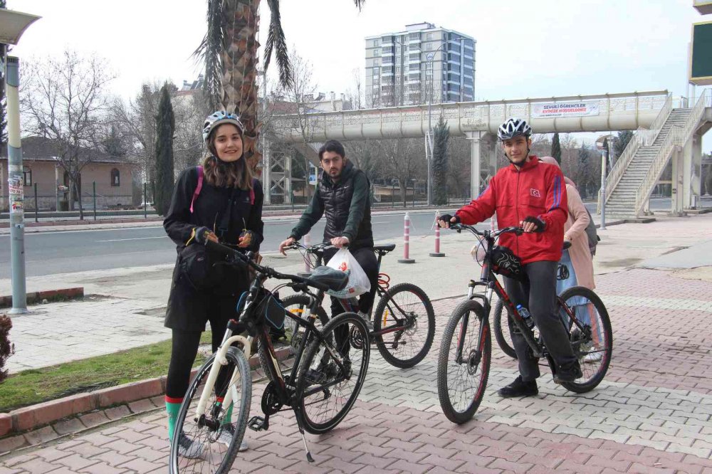 Elazığ Bisiklet Topluluğundan en anlamlı tur: Hem spor yaptılar hem de sokak hayvanlarını beslediler