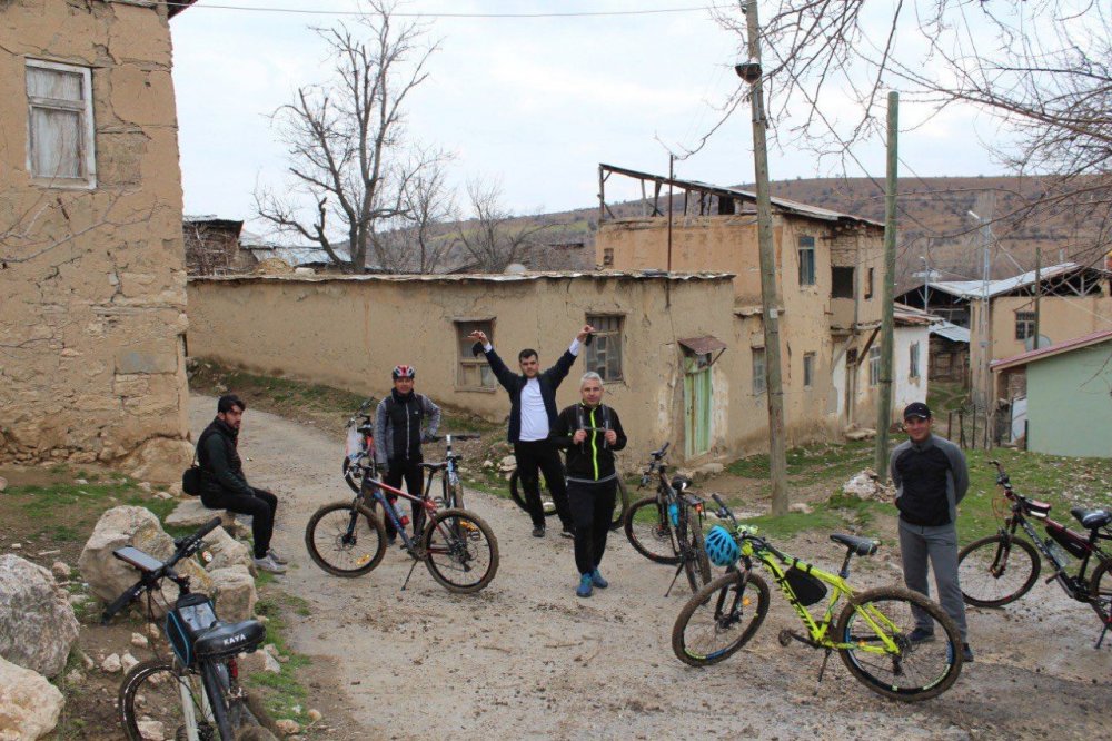 Elazığ Bisiklet Topluluğundan en anlamlı tur: Hem spor yaptılar hem de sokak hayvanlarını beslediler