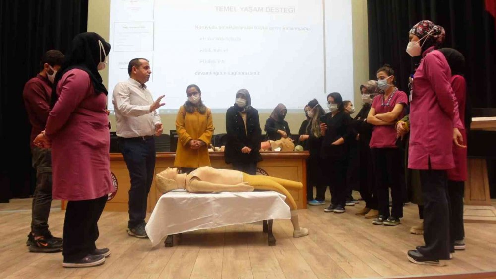 FÜ Hastanesi çalışanlarına temel ve ileri yaşam desteği eğitimi verildi