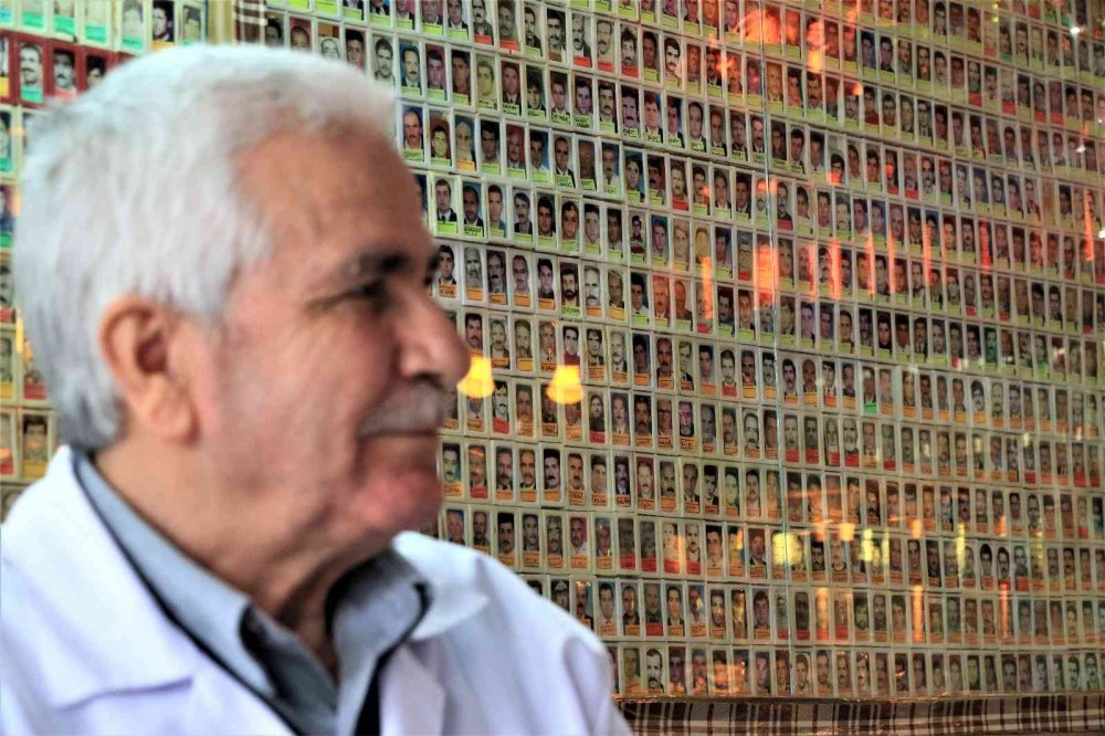 Kaybettikleri yakınlarını görmek için bu berbere uğruyorlar