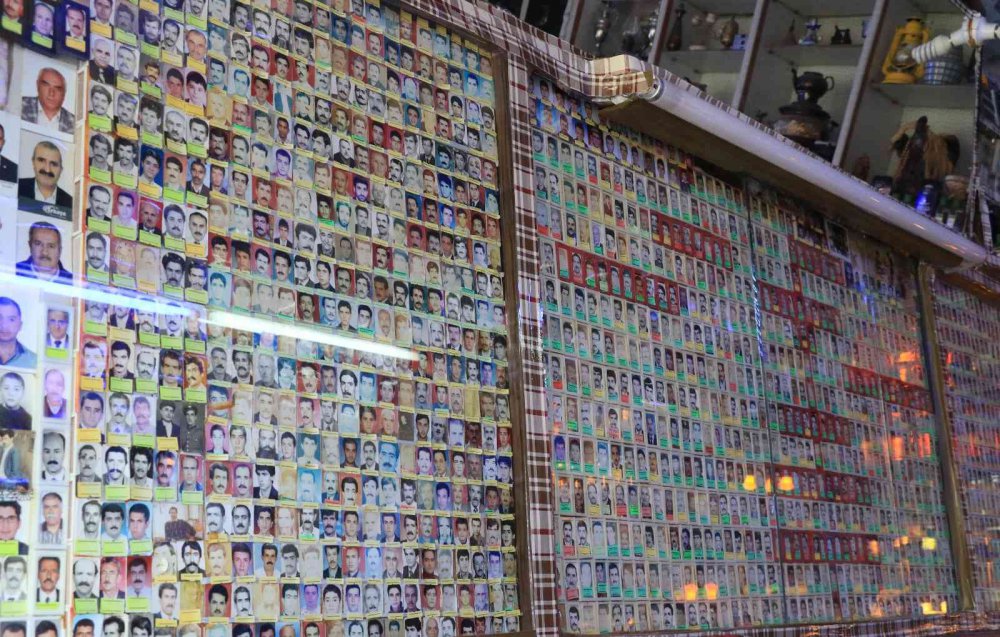 Kaybettikleri yakınlarını görmek için bu berbere uğruyorlar