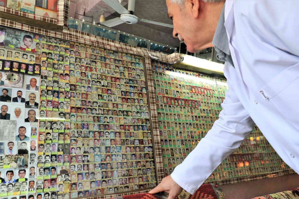 Kaybettikleri yakınlarını görmek için bu berbere uğruyorlar