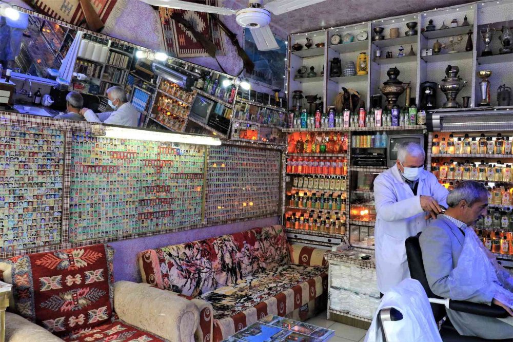 Kaybettikleri yakınlarını görmek için bu berbere uğruyorlar