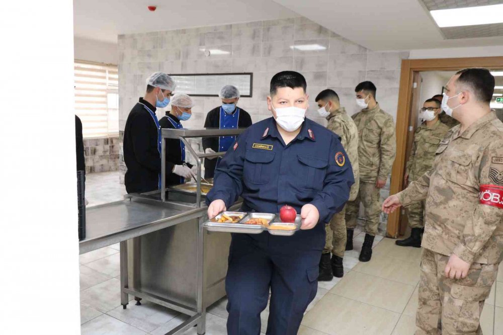Kanser tedavisi gören gencin hayalini jandarma gerçekleştirdi