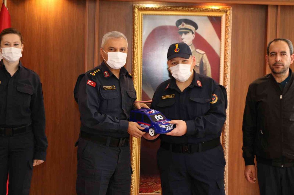 Kanser tedavisi gören gencin hayalini jandarma gerçekleştirdi