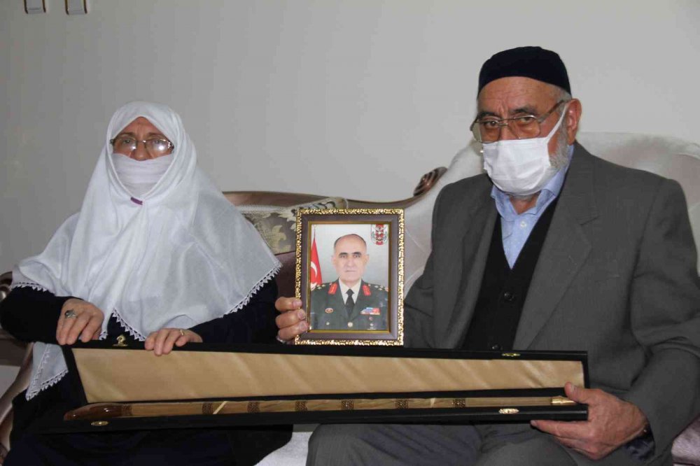 Şehit Korgeneral Osman Erbaş’ın hediyesine gözü gibi bakıyor