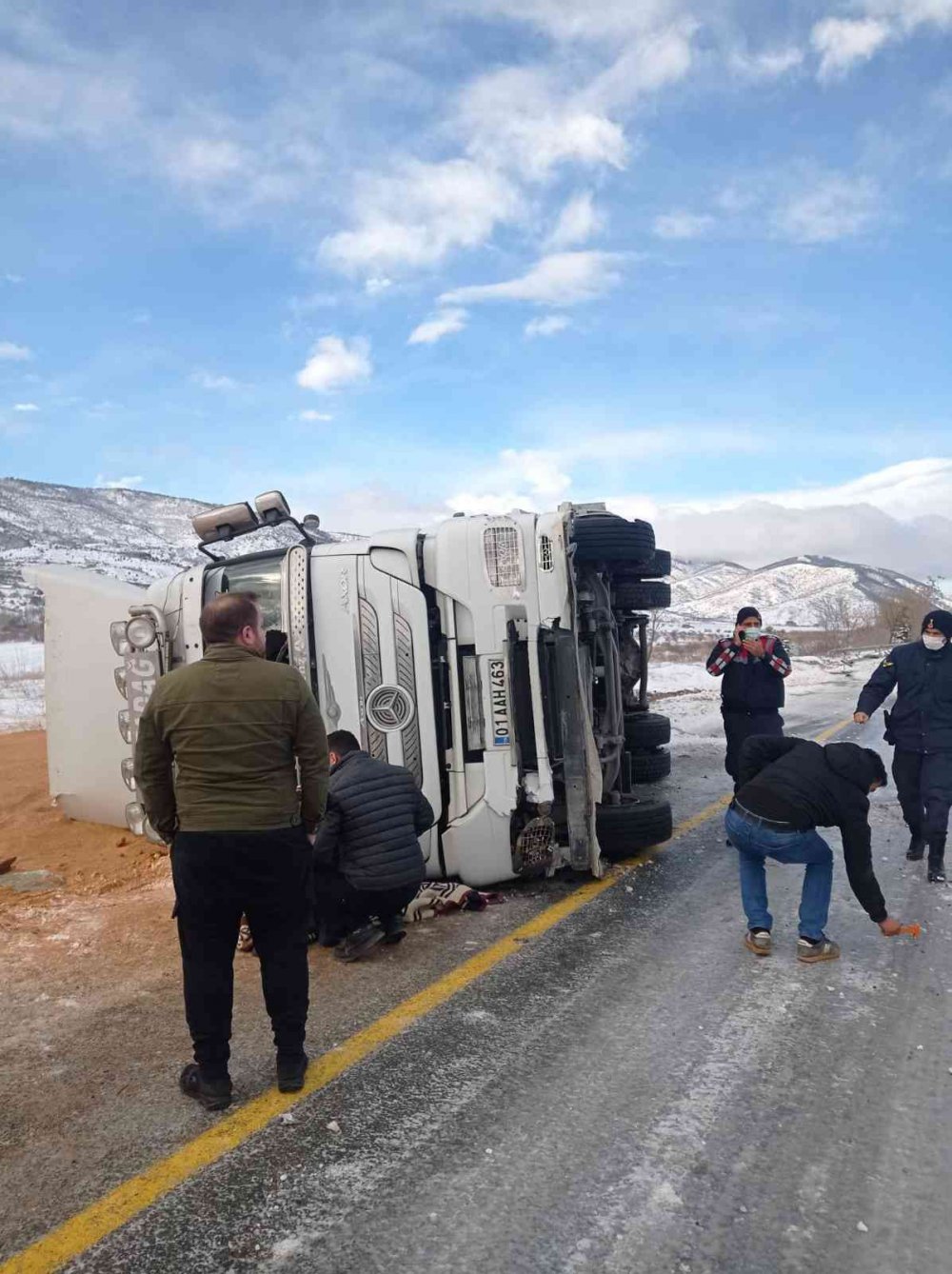 Elazığ’da tır devrildi: 2 yaralı