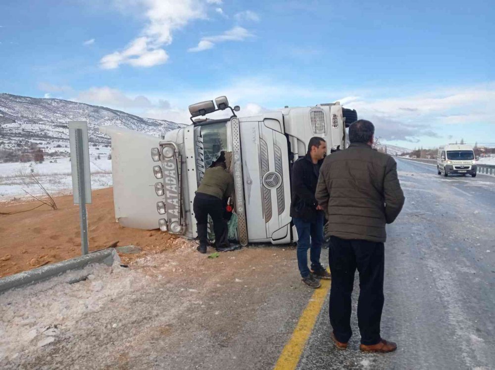 Elazığ’da tır devrildi: 2 yaralı