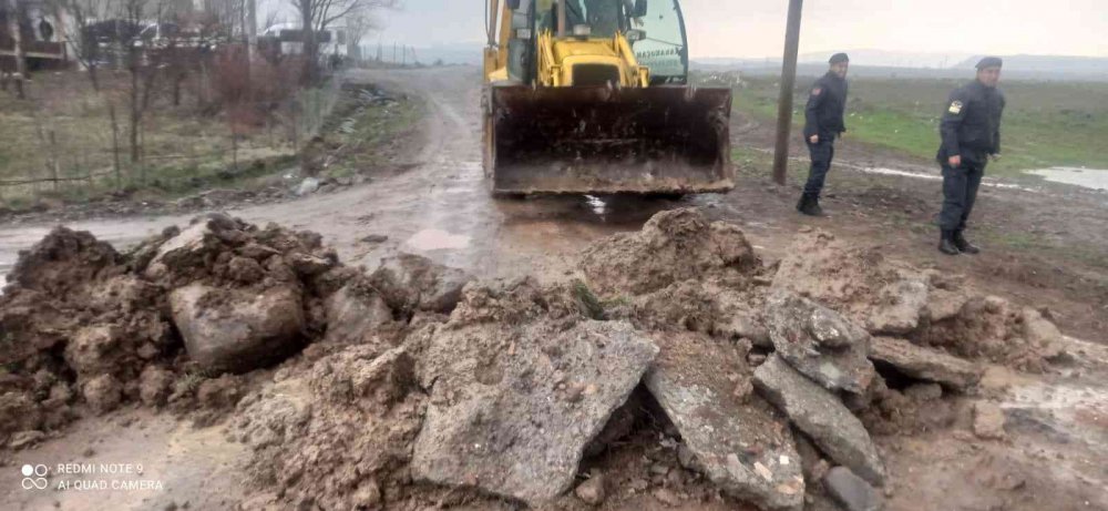 Elazığ’da sel suları altında kalan köprü ulaşıma kapatıldı