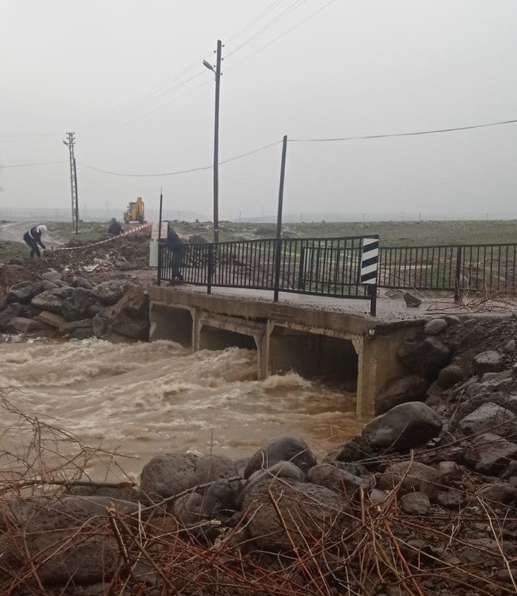 Elazığ’da sel suları altında kalan köprü ulaşıma kapatıldı
