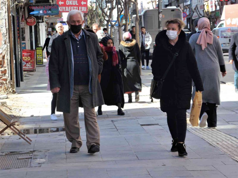 Elazığ’da vatandaşlar maske takmamaya çabuk alıştı