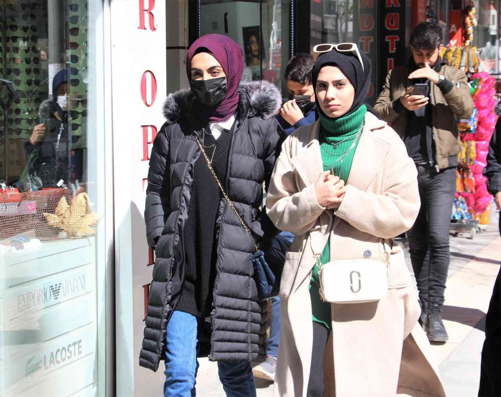 Elazığ’da vatandaşlar maske takmamaya çabuk alıştı
