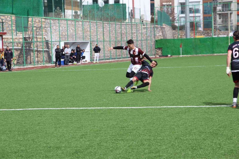 Kırmızı karta sinirlenip, takımı sahadan çektiler