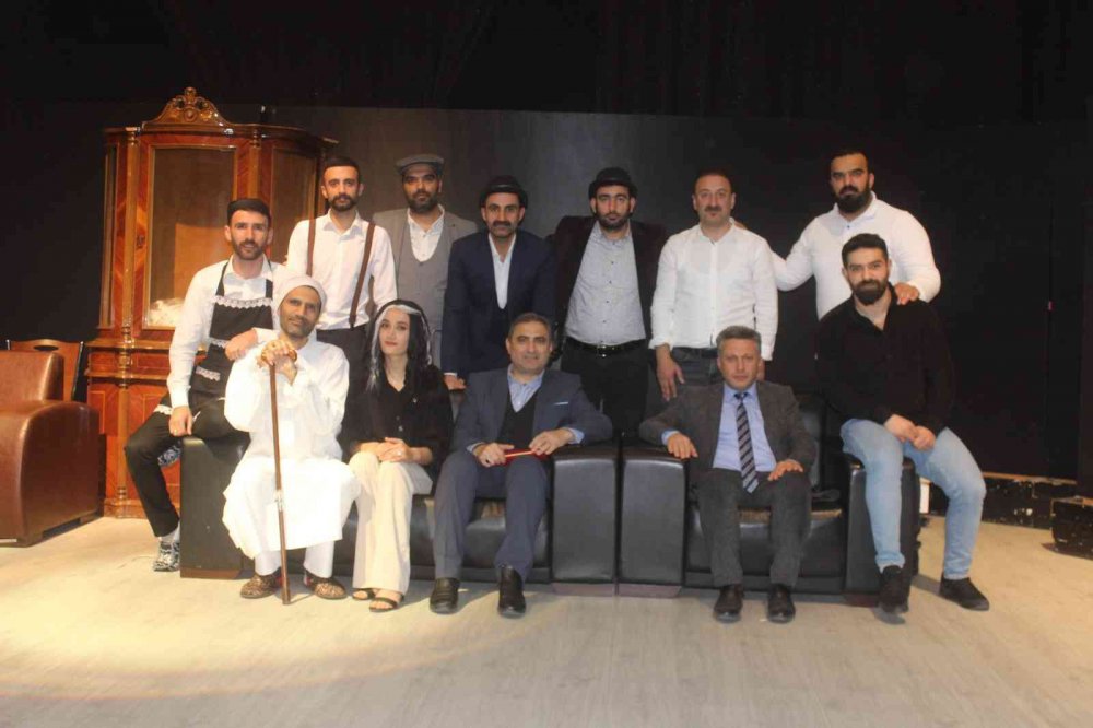 ‘Newiş Newişe’ tiyatro oyunu büyük ilgi gördü