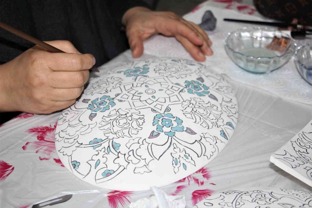 Pandemiyi fırsata çeviren kadınlar, çini ustası oldu