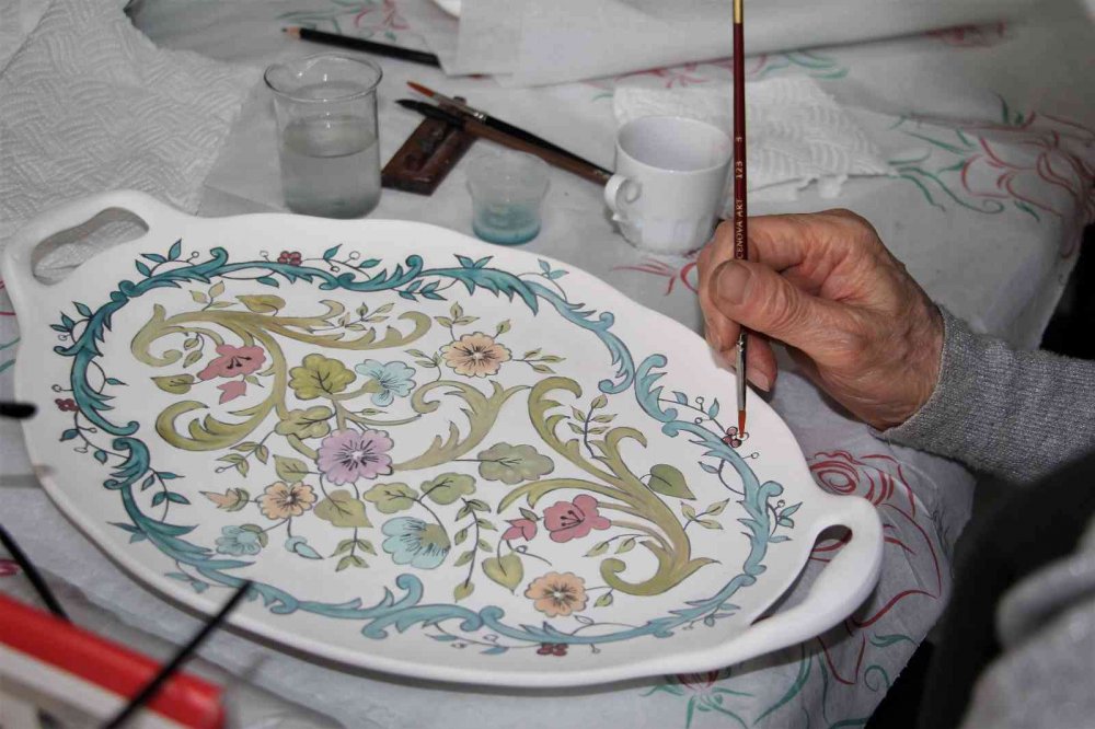 Pandemiyi fırsata çeviren kadınlar, çini ustası oldu