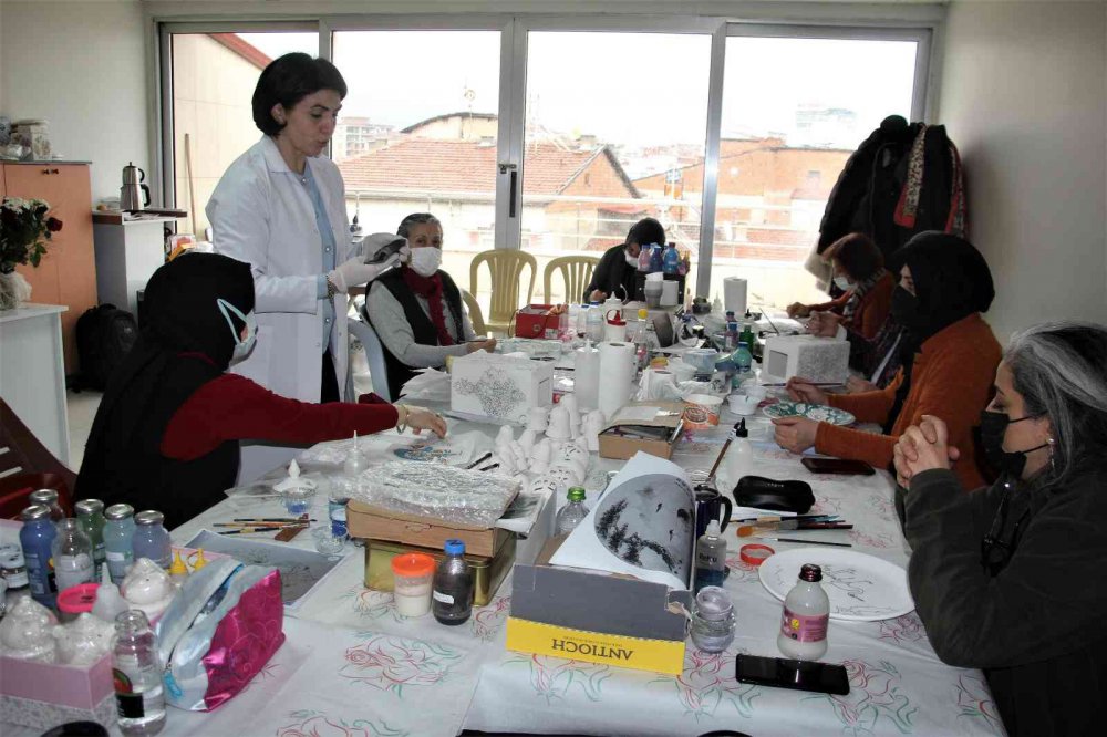 Pandemiyi fırsata çeviren kadınlar, çini ustası oldu