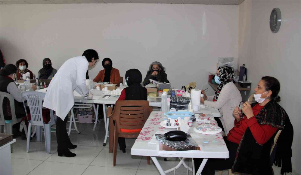 Pandemiyi fırsata çeviren kadınlar, çini ustası oldu