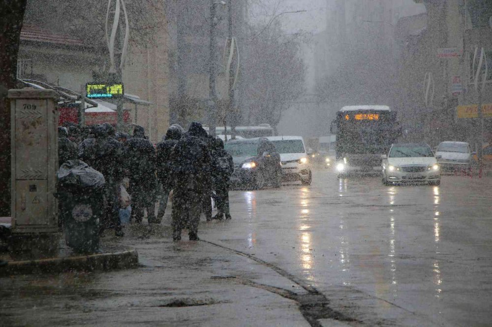 Kar, Elazığ’ı etkisi altına aldı