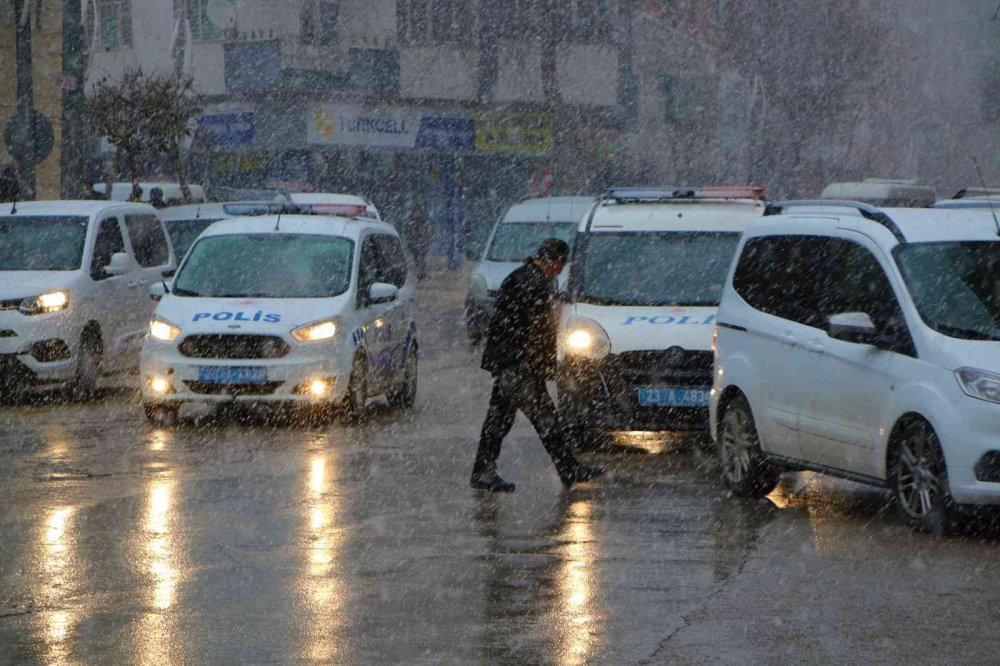 Kar, Elazığ’ı etkisi altına aldı