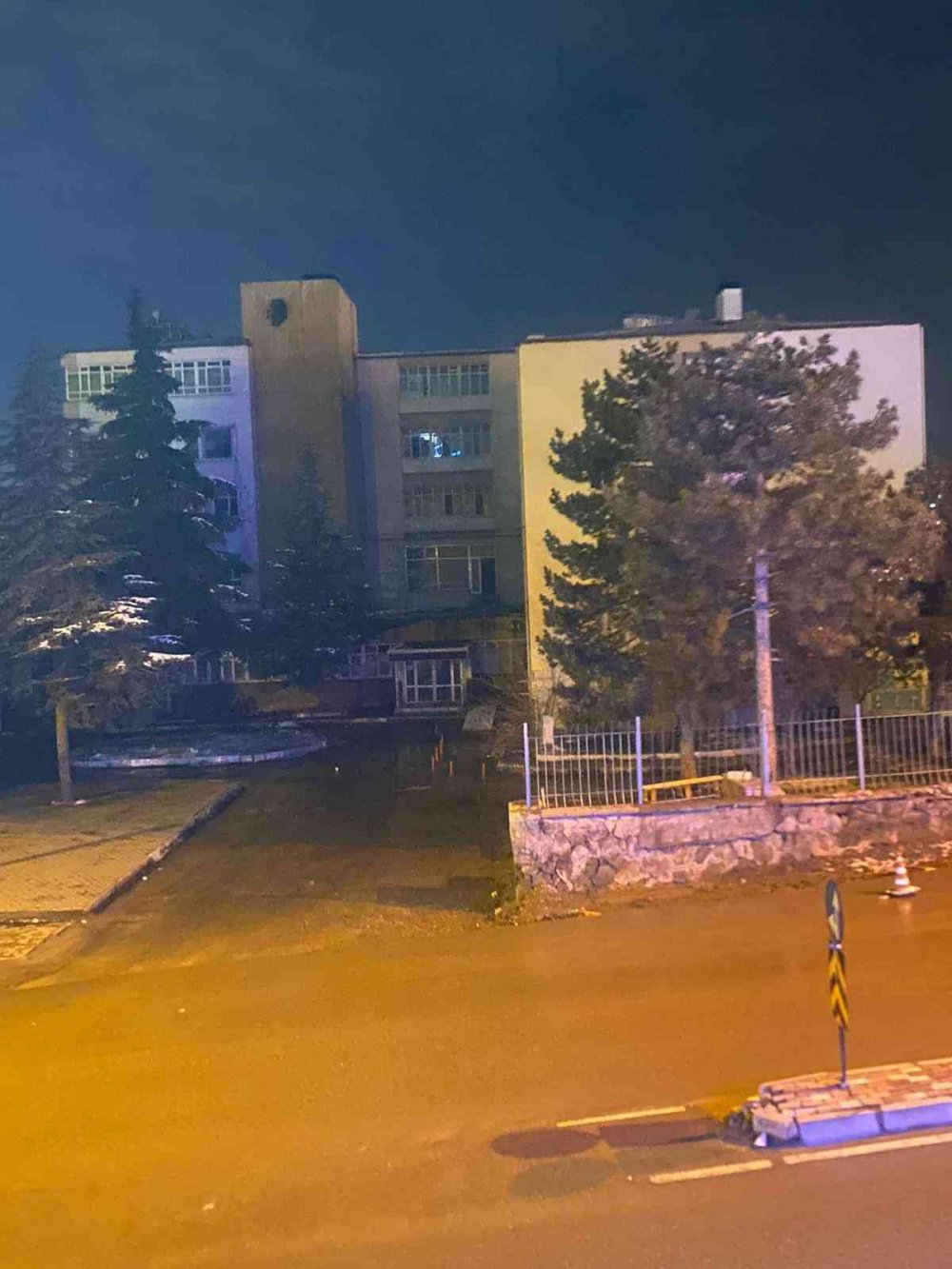 Atıl durumdaki hastane binası hırsızların hedefi oldu