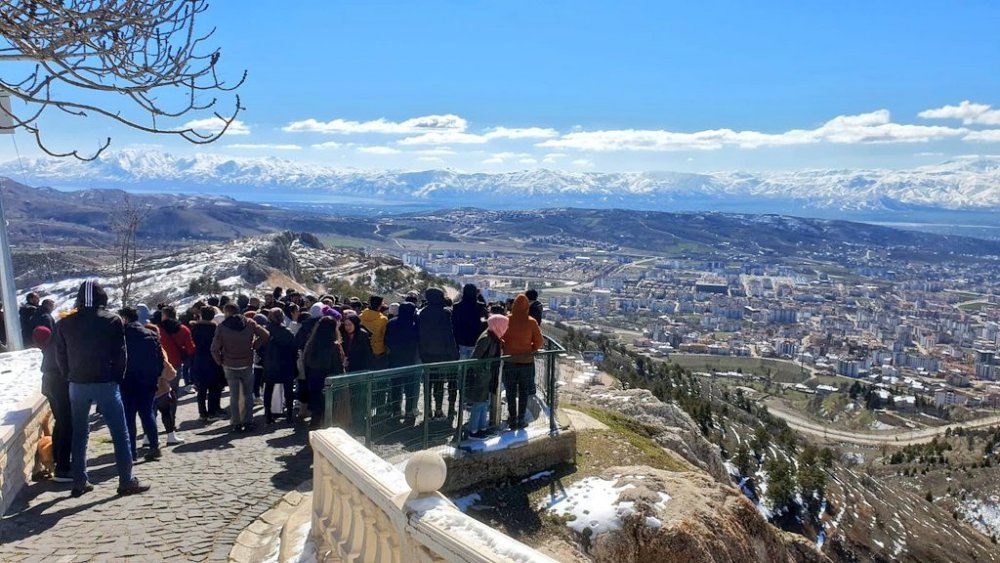 Masa tenisi sporcuları Elazığ’ı gezdi