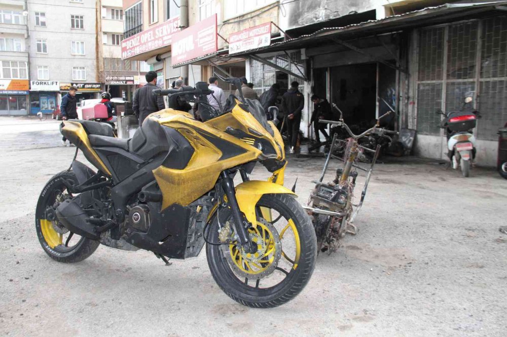Tamir dükkanında yangın: 400 bin liralık motosikletler kül oldu