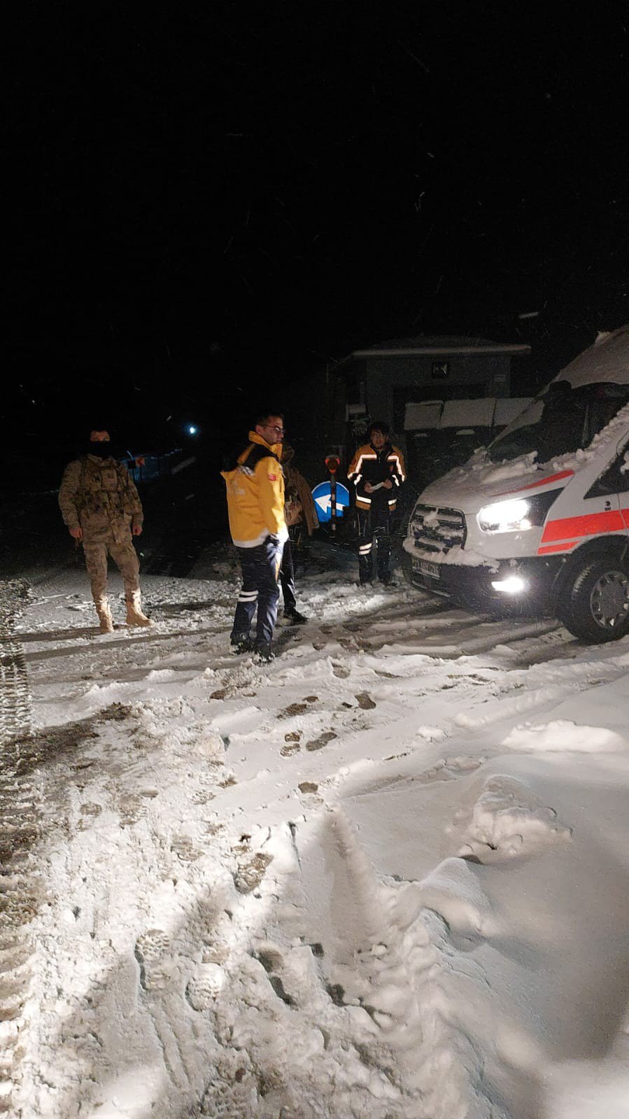 Elazığ’da karda mahsur kalan vatandaş 5 saatlik çalışmanın ardından kurtarıldı