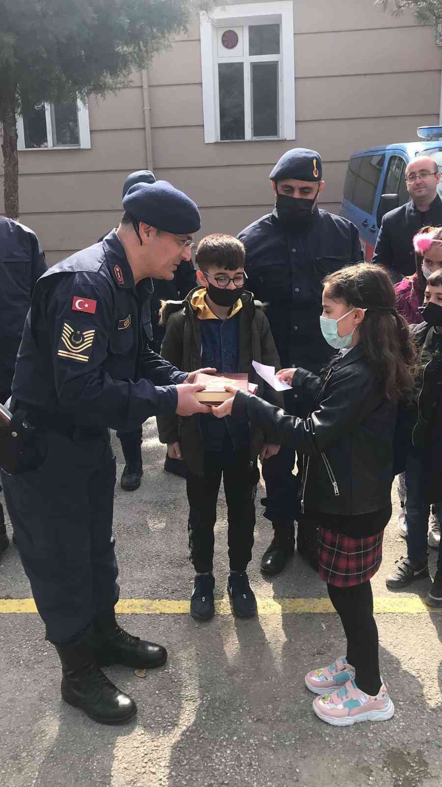 Elazığ’da öğrenciler, jandarma ekiplerine Türk bayrağı ve Kuran’ı Kerim hediye etti