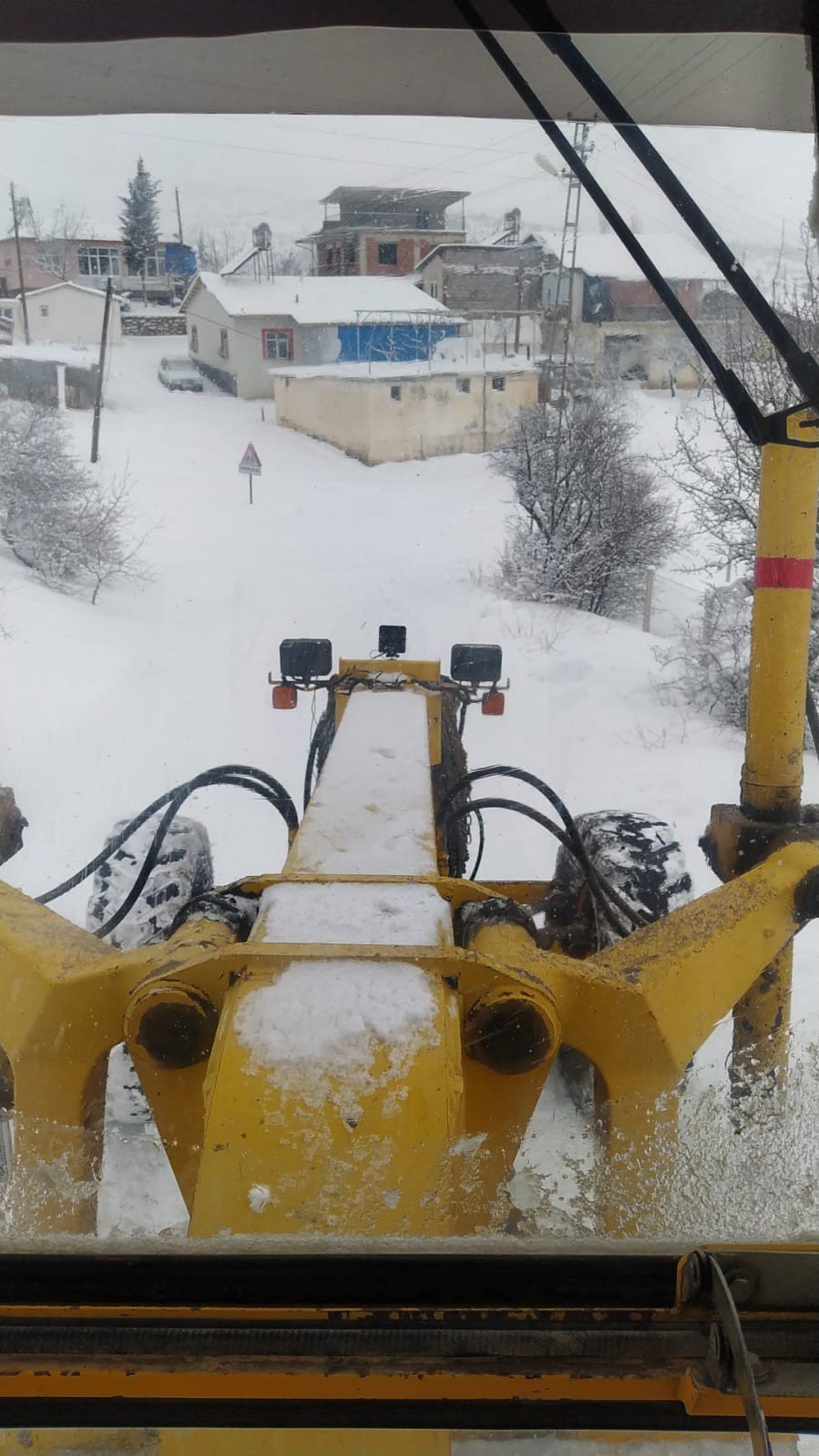 Elazığ’da yoğun kar yağışı 226 köy yolunu ulaşıma kapattı