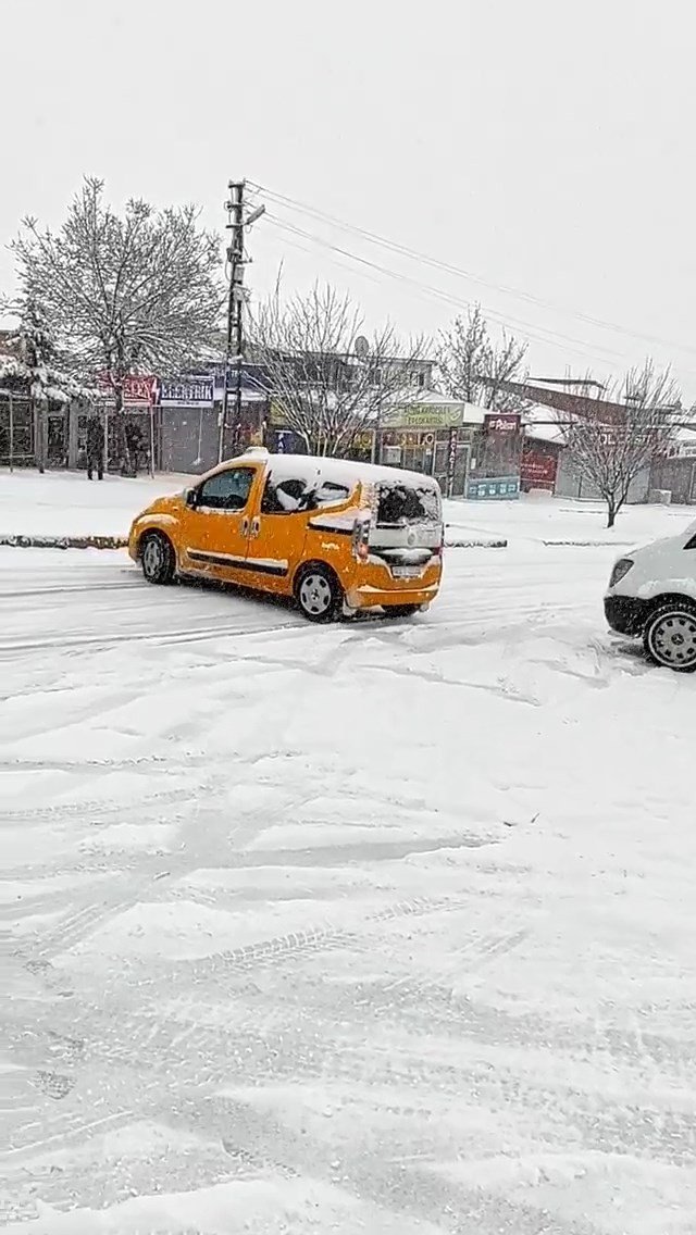 Kar nedeniyle yollar buz pistine döndü, araç sürücüleri zor anlar yaşadı