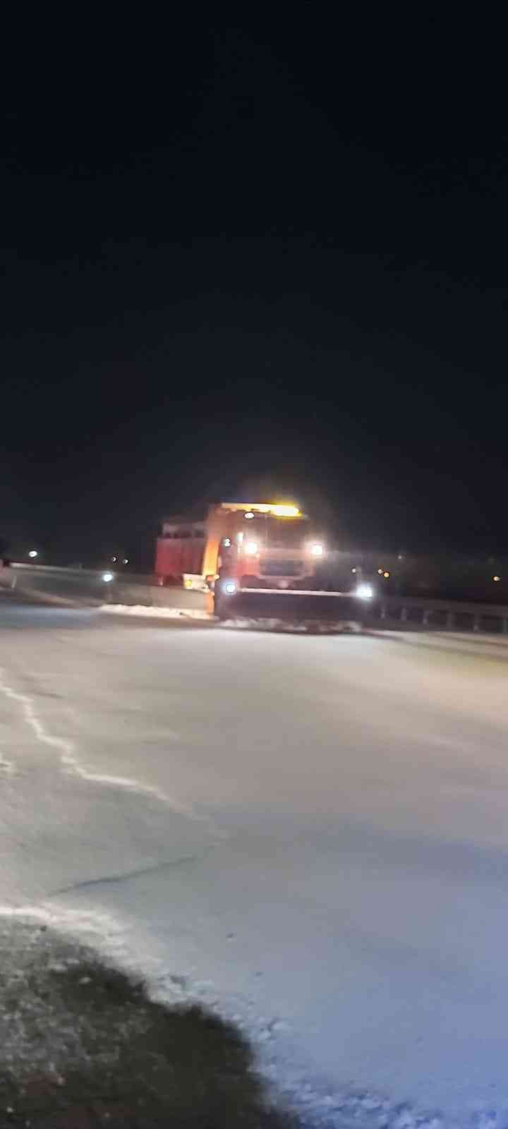 Kar yağışından dolayı ekipler seferber oldu