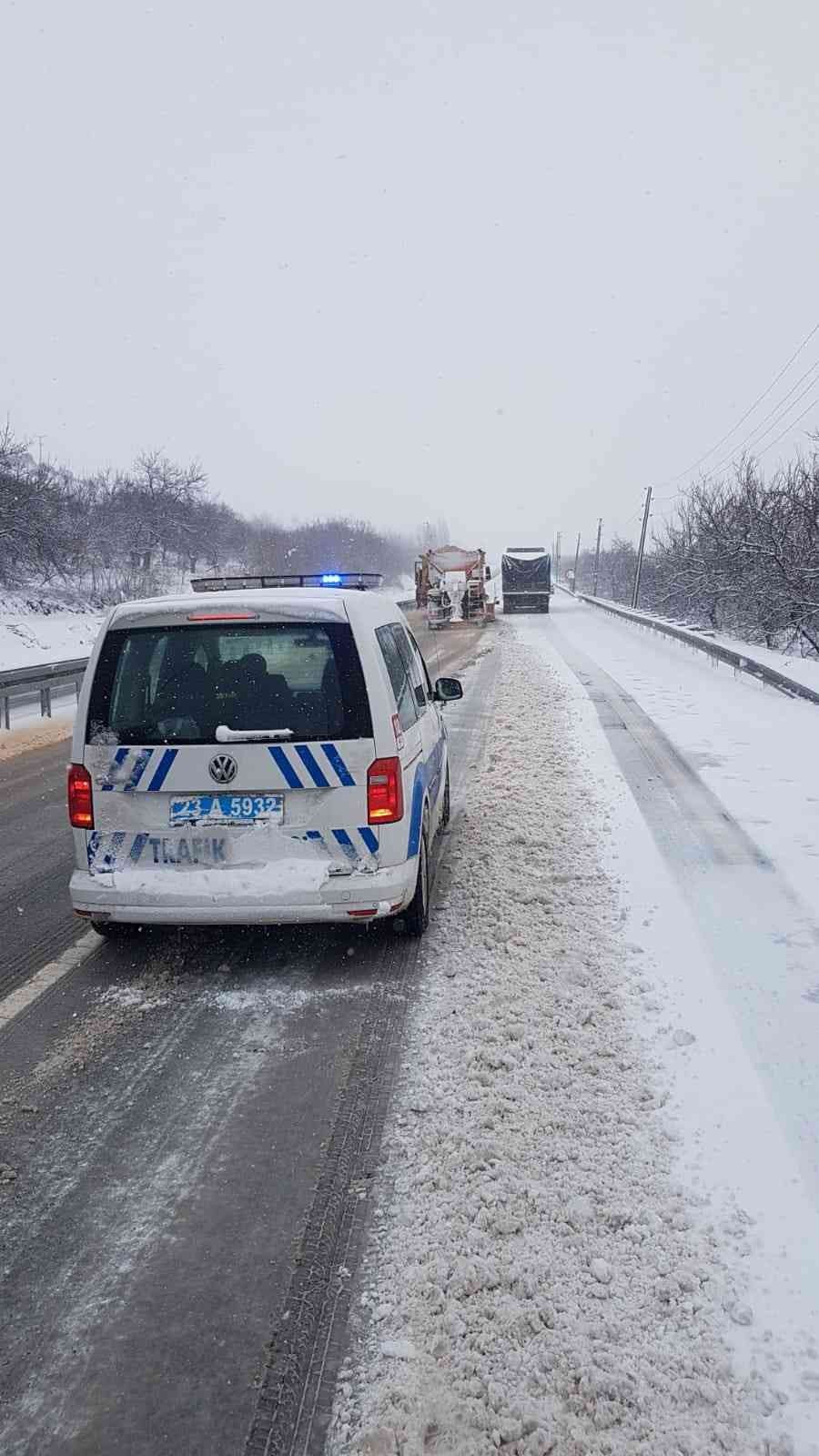 Kar yağışından dolayı ekipler seferber oldu