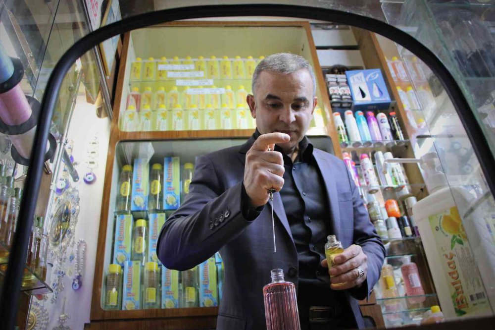 Tarih kokan kolonya dükkanında 41 yıldır Türkiye’ye koku üretiyor