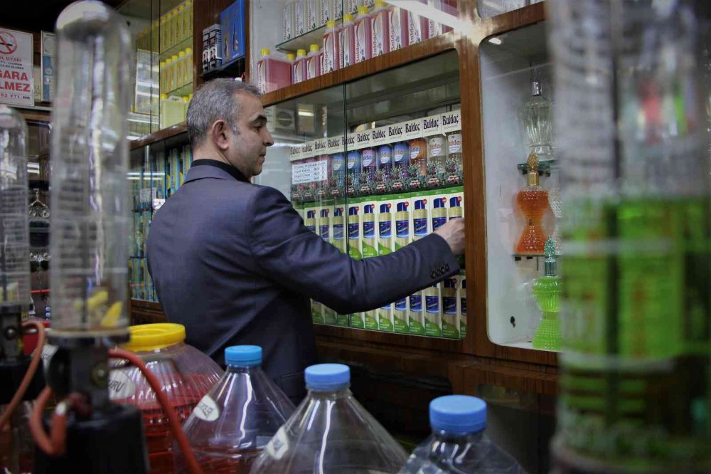 Tarih kokan kolonya dükkanında 41 yıldır Türkiye’ye koku üretiyor