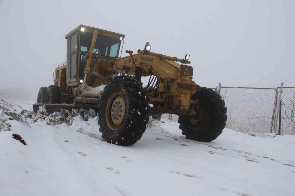 Elazığ’da kapalı 77 köy yolunu açmak için çalışmalar sürüyor
