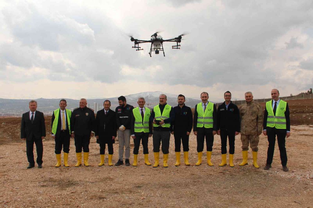Vali Ömer Toraman, lavanta bahçesini dron ile ilaçladı