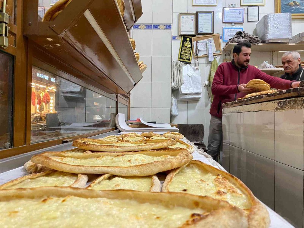 Sofraların vazgeçilmez lezzeti ’Peynirli Ekmek’