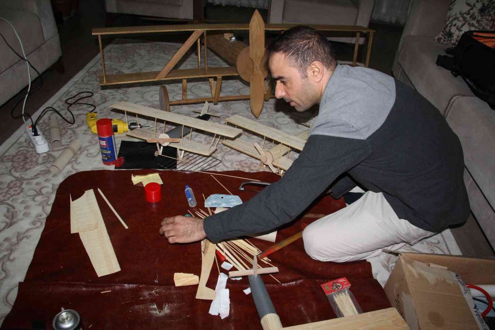 Hayali için evini atölyeye çevirdi, maket uçak yapmaya başladı